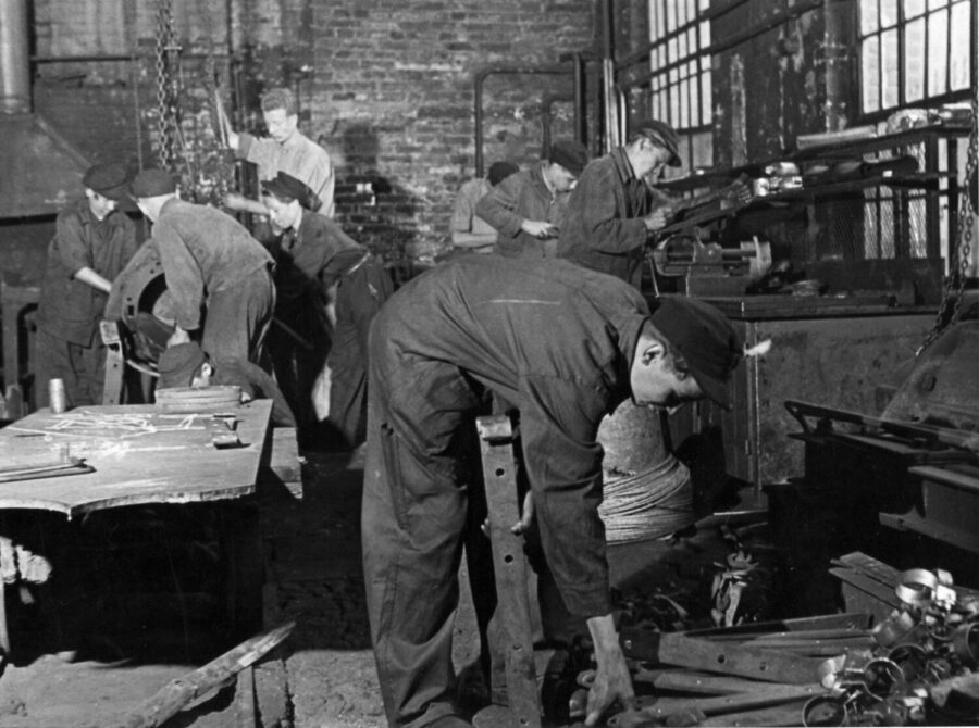 Berglehrlinge in der 1953 eingerichteten Lehrwerkstatt (1956)